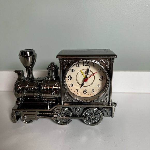 Quartz Train Engine Clock. - Picture 3 of 5